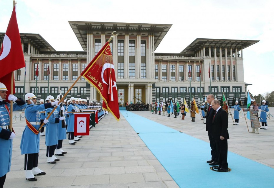 Turkish President Erdogan and his Russian counterpart Putin review a guard of honour during a welcoming ceremony at the Presidential Palace in Ankara