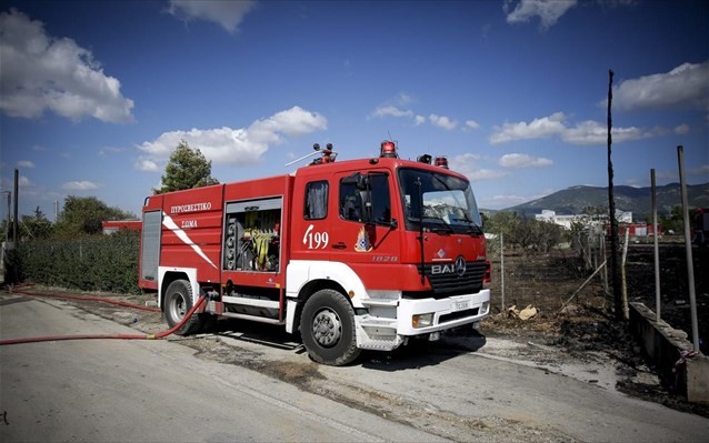 Πυρκαγιά σε χαρτοποιία στο Βέλο Κορινθίας