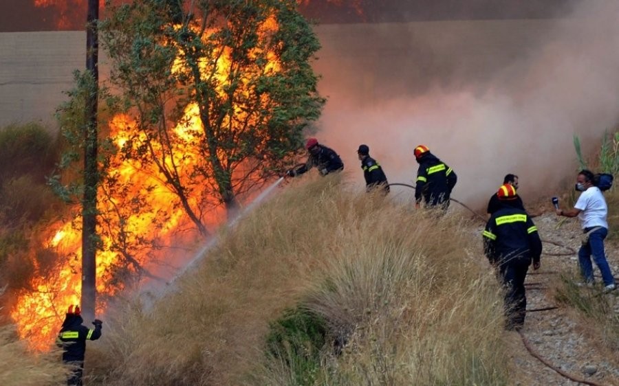 Τουλάχιστον 6 τραυματίες με εγκαύματα, σύμφωνα με την Πυροσβεστική