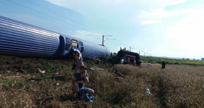 Νεκροί και τραυματισμένοι από εκτροχιασμό τρένου στην Τουρκία