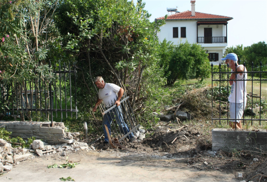 Στη Χαλκιδική για την κατεδάφιση... μάντρας οι πρώτες μπουλντόζες