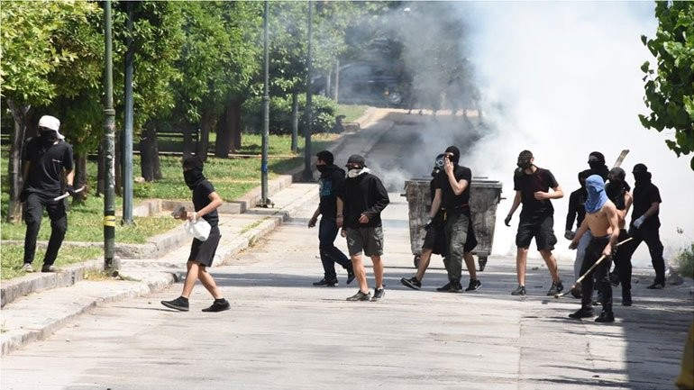 Μεγάλα επεισόδια έξω από το Πολυτεχνείο, μετά το μαθητικό συλλαλητήριο