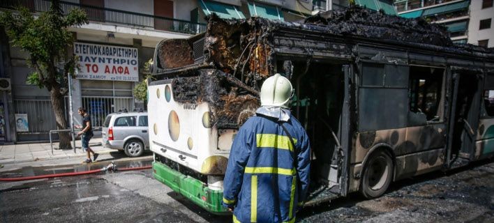 Λεωφορείο έπιασε φωτιά στη Μεσογείων