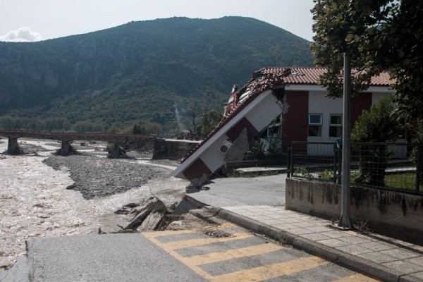 Με ελικόπτερα ο απεγκλωβισμός κατοίκων στην Οξυά της Καρδίτσας