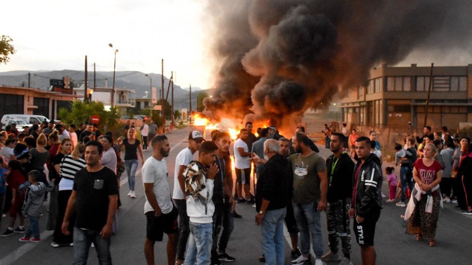 Μπλόκα από ομάδες Ρομά στο οδικό δίκτυο σε Κορινθία, Μεσσηνία - Συγκεντρώσεις και σε άλλες περιοχές