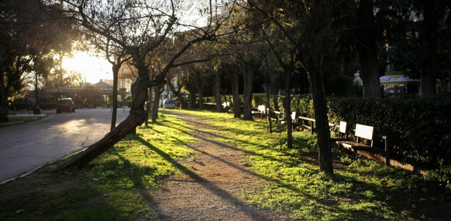 Ηλιόλουστη παραμονή Χριστουγέννων - Αλλάζει ο καιρός το ΣΚ