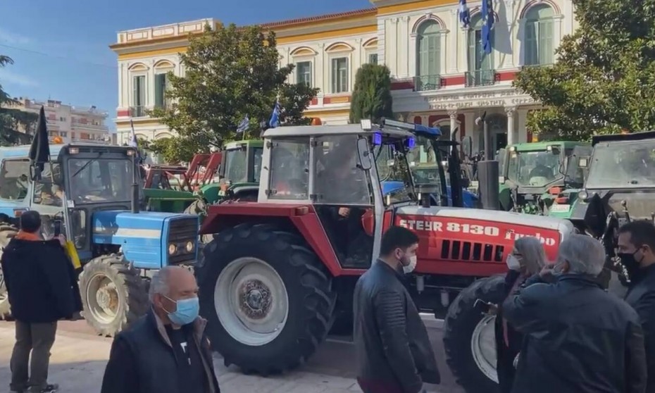 Κινητοποίηση αγροτών στο διοικητήριο της Αντιπεριφέρειας Σερρών