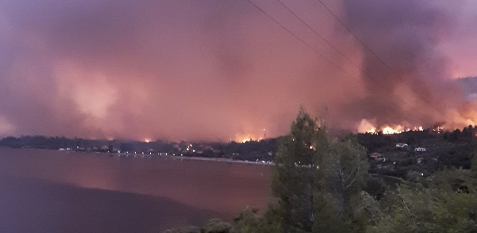 Στη θάλασσα έφτασαν οι φλόγες στην Εύβοια (video) 