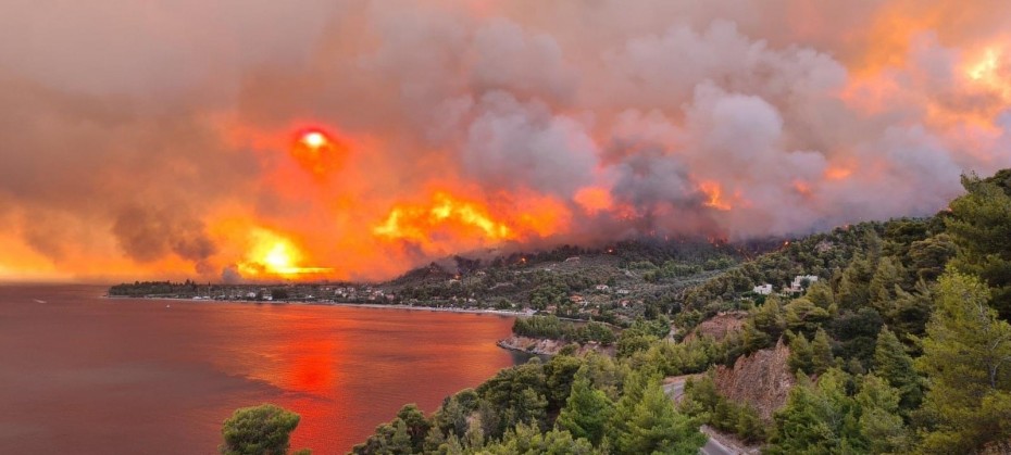 Τρεις πύρινες εστίες και συνεχείς αναζοπυρώσεις στη βορειοκεντρική Εύβοια