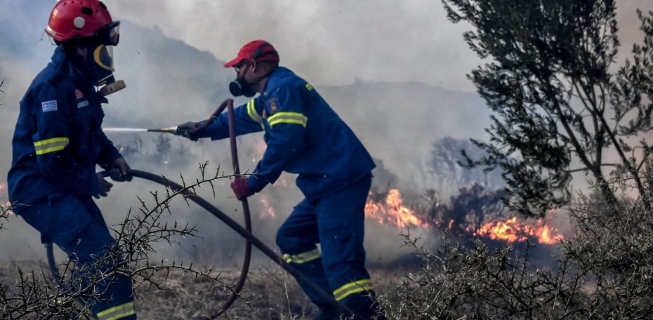 Φωτιές στα Βίλια: Συνεχείς οι αναζωπυρώσεις - Τα 10 χιλιόμετρα φτάνει το πύρινο μέτωπο