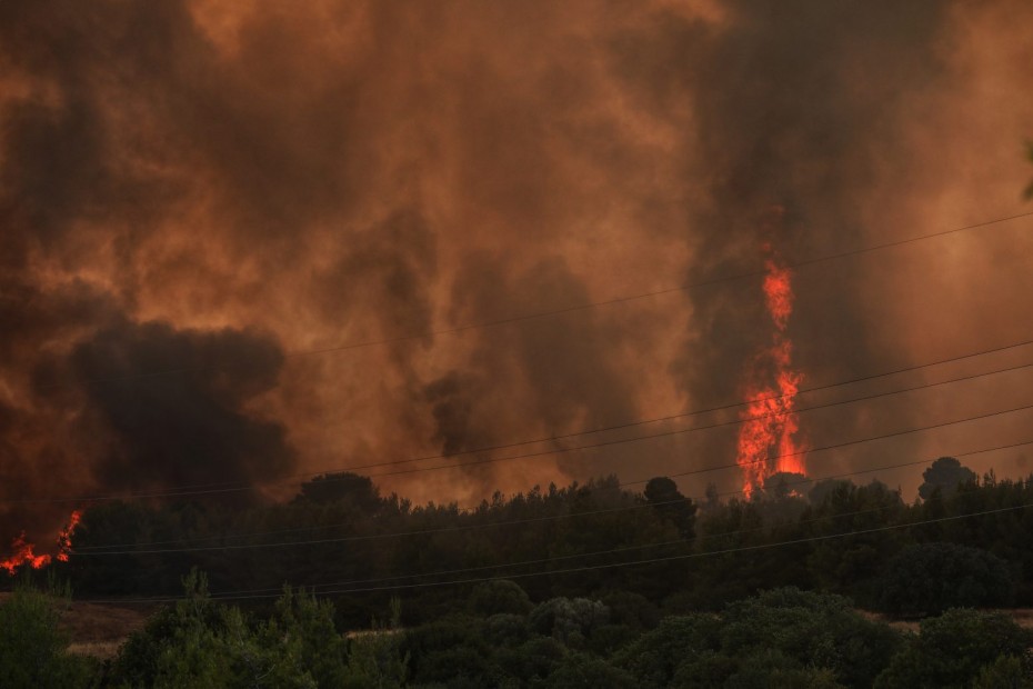 Πύρινη κόλαση στη Βαρυμπόμπη: Στις φλόγες σπίτια στις Αδάμες, εκκενώνεται το Ολυμπιακό Χωριό