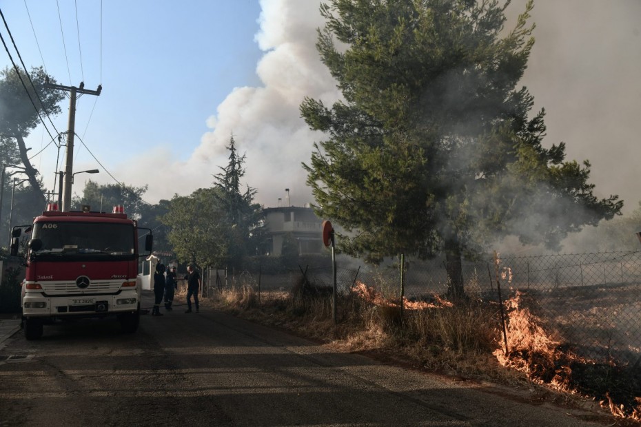 Μεγάλο πύρινο μέτωπο από την πλευρά της Μαλακάσας και Κρυονέρι