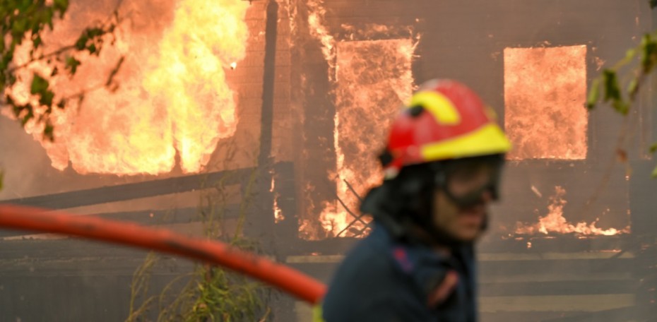 Σε κρίσιμη κατάσταση στη ΜΕΘ με εισπνευστικό έγκαυμα δύο πυροσβέστες