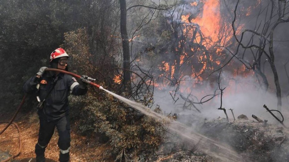 Υπό μερικό έλεγχο οι πυρκαγιές στις Αχαρνές και στον Κάλαμο Αττικής