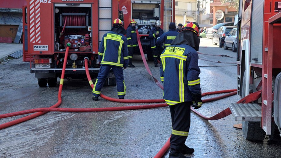 Καλύβια: Επτά τραυματίες, ανάμεσά τους και παιδιά, από τη φωτιά σε διπλοκατοικία