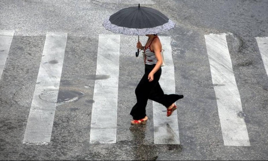 Καιρός: Τοπικές βροχές και σταθερές θερμοκρασίες αύριο Σάββατο