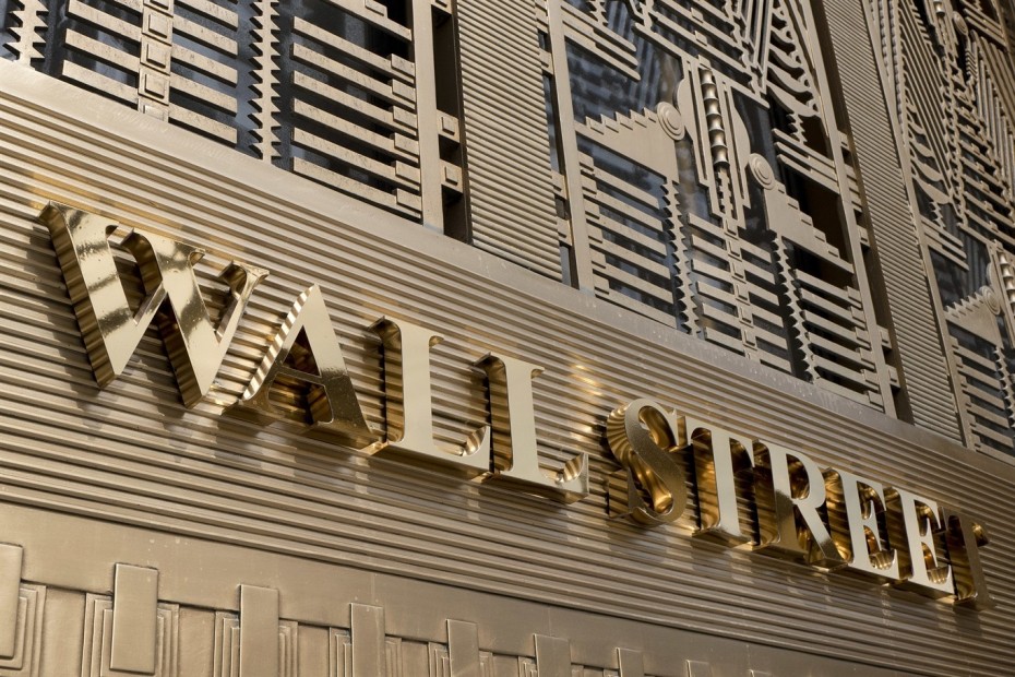 Ομόλογα και ενέργεια ρίχνουν τη Wall Street