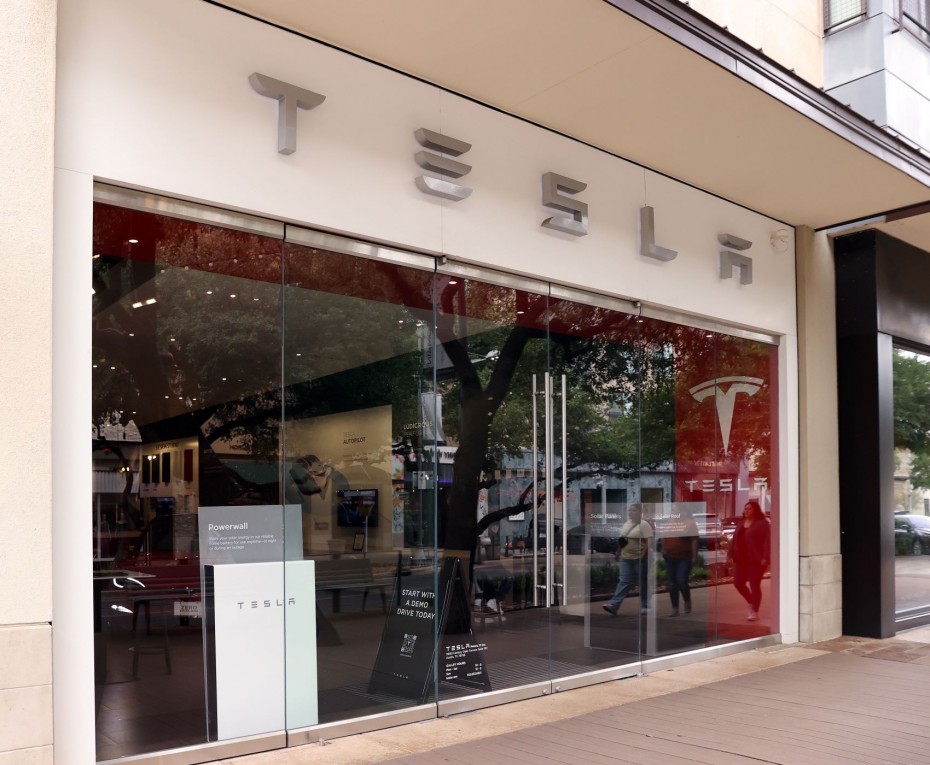 H Tesla μειώνει τις τιμές των ηλεκτρικών αυτοκινήτων της και στην Ευρώπη